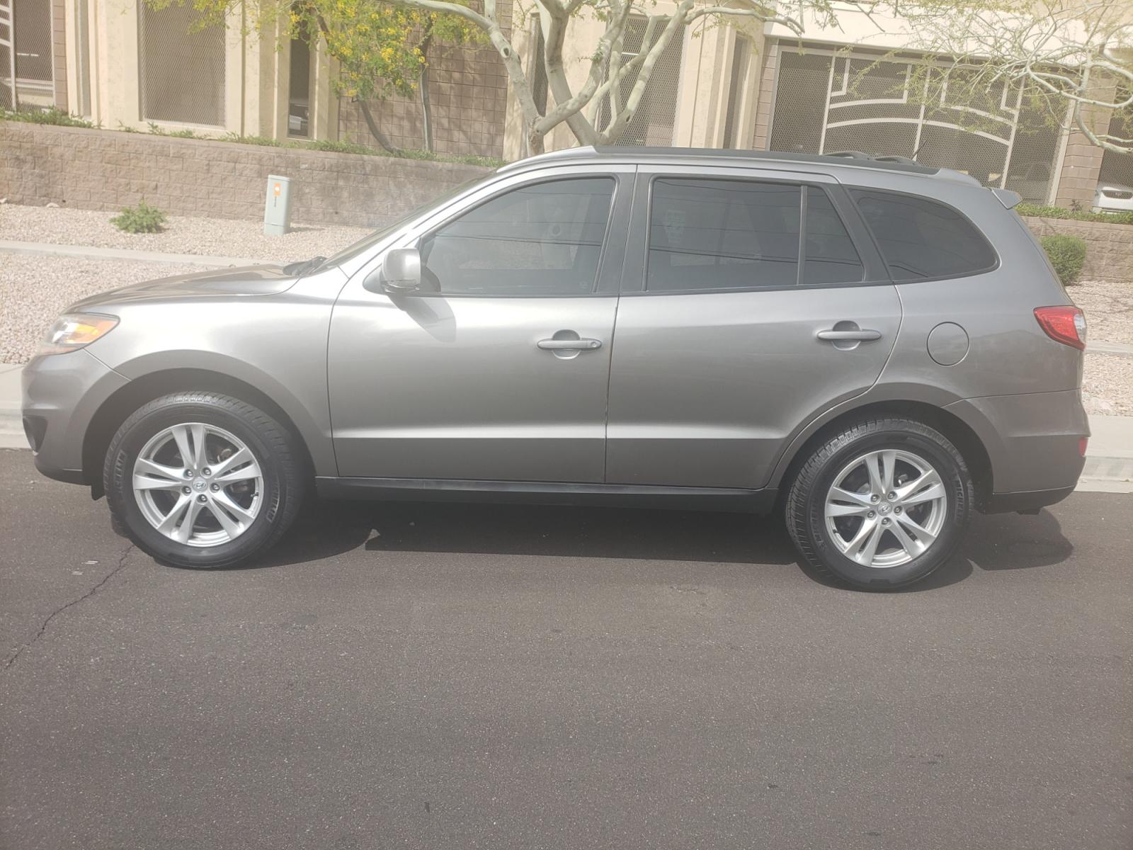 2011 /gray Hyundai Santa Fe SE (5XYZH4AG2BG) with an 3.5L V6 DOHC 24V engine, 6-Speed Automatic transmission, located at 323 E Dunlap Ave., Phoenix, AZ, 85020, (602) 331-9000, 33.567677, -112.069000 - 2011 Hyundai Santa Fe SE,......A Must See!! No accidents, Ice cold AC. The car is gorgeous inside and out. Power windows, Power door locks, Stereo/cd/mp3 Player, Phone sync, Bluetooth, Satellite compatible, Beautiful gray interior with gray leather seats in near perfect condition, Incredible gas mil - Photo #6